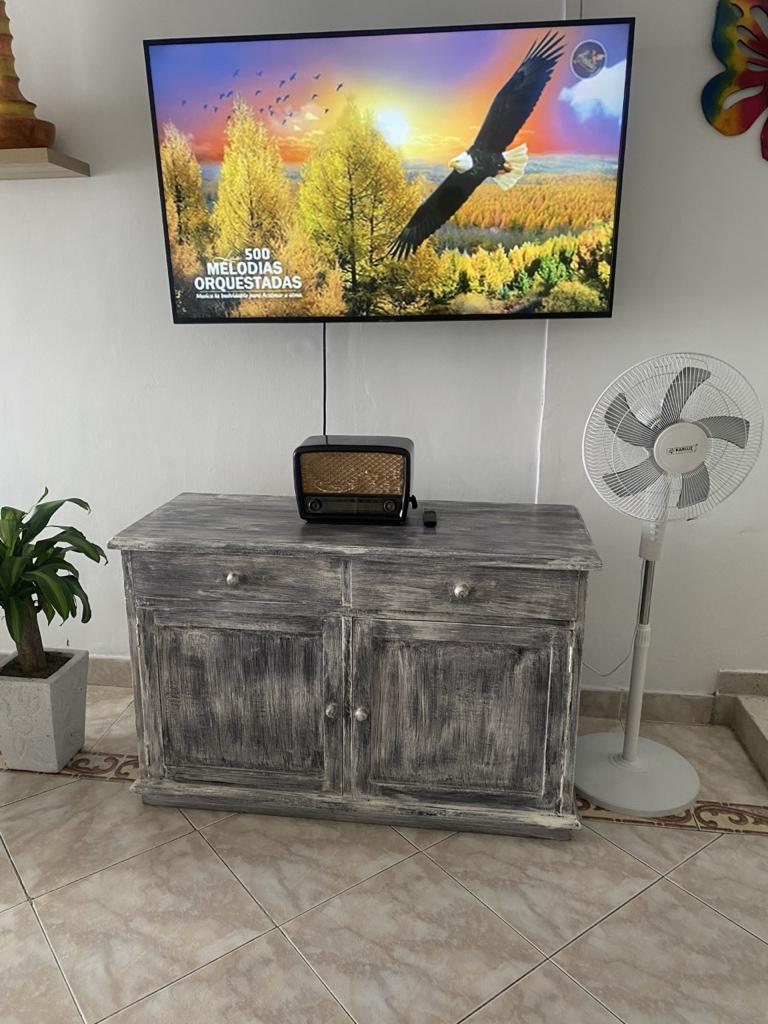 Sala principal amoblada de casa colonial en Cartagena.