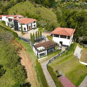 Inversión en Guatapé: Mansión de lujo frente al embalse con muelle privado y alta valorización.