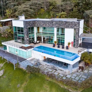 Mansión Casa Hollywood 12: Inversión en Medellín con alta valorización y lujo.