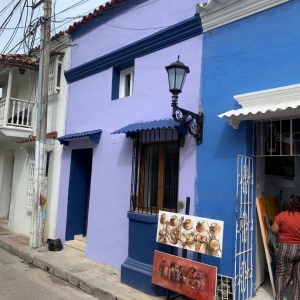 Detalle de ventana antigua con valor patrimonial en Cartagena.