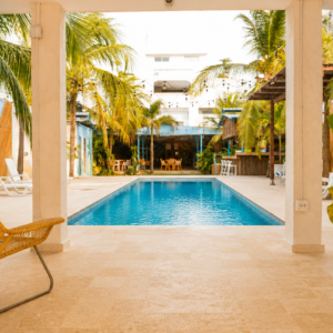 Zona de lounge en la azotea del Hotel Coco Beach con vista al mar Caribe